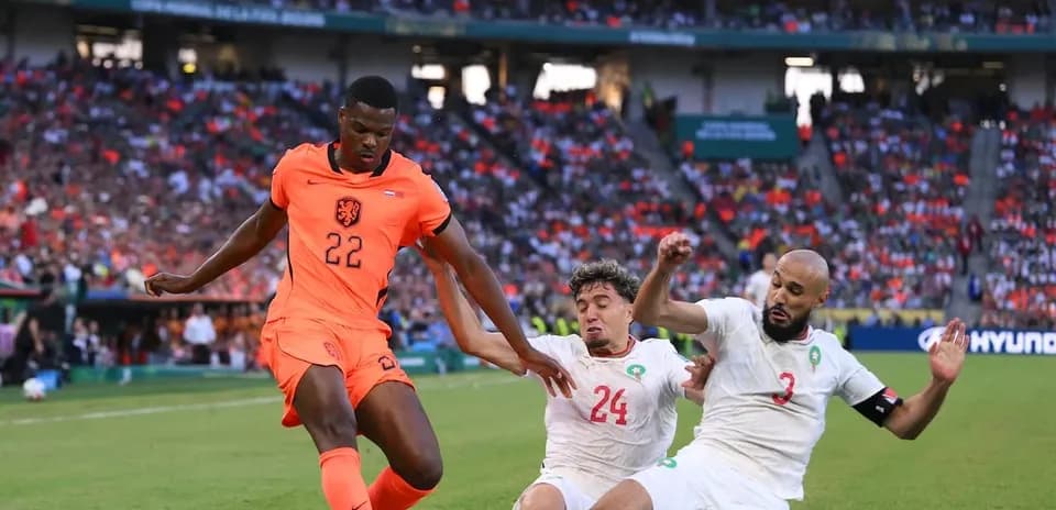 Player 22 from Netherlands dribbling past defenders