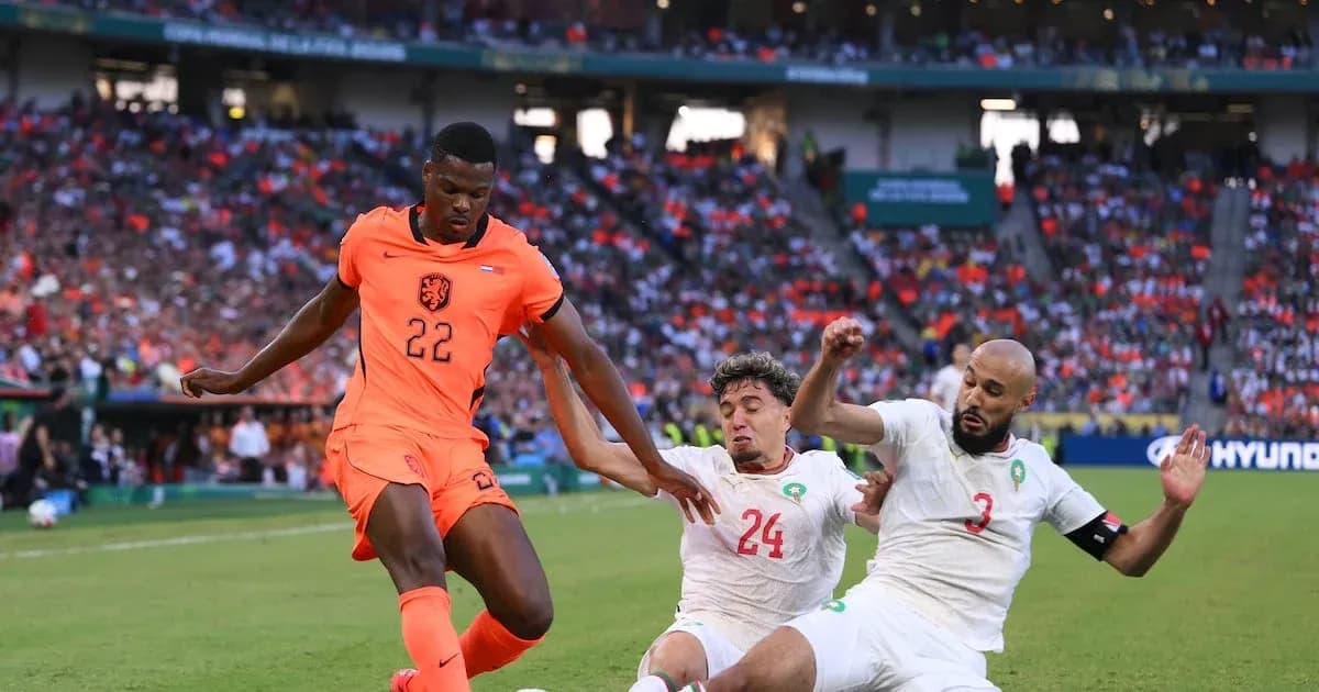 Player 22 from Netherlands dribbling past defenders