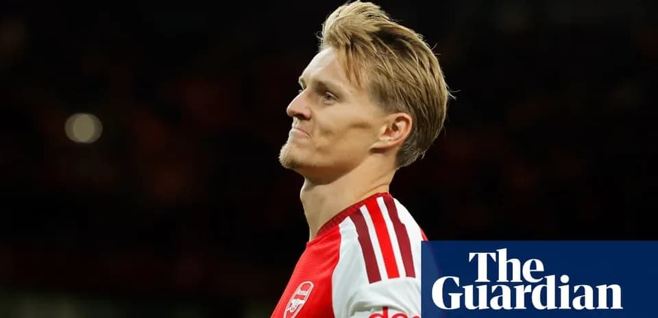 Player in Arsenal kit during match action