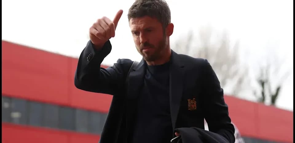 Manager giving thumbs up while entering stadium