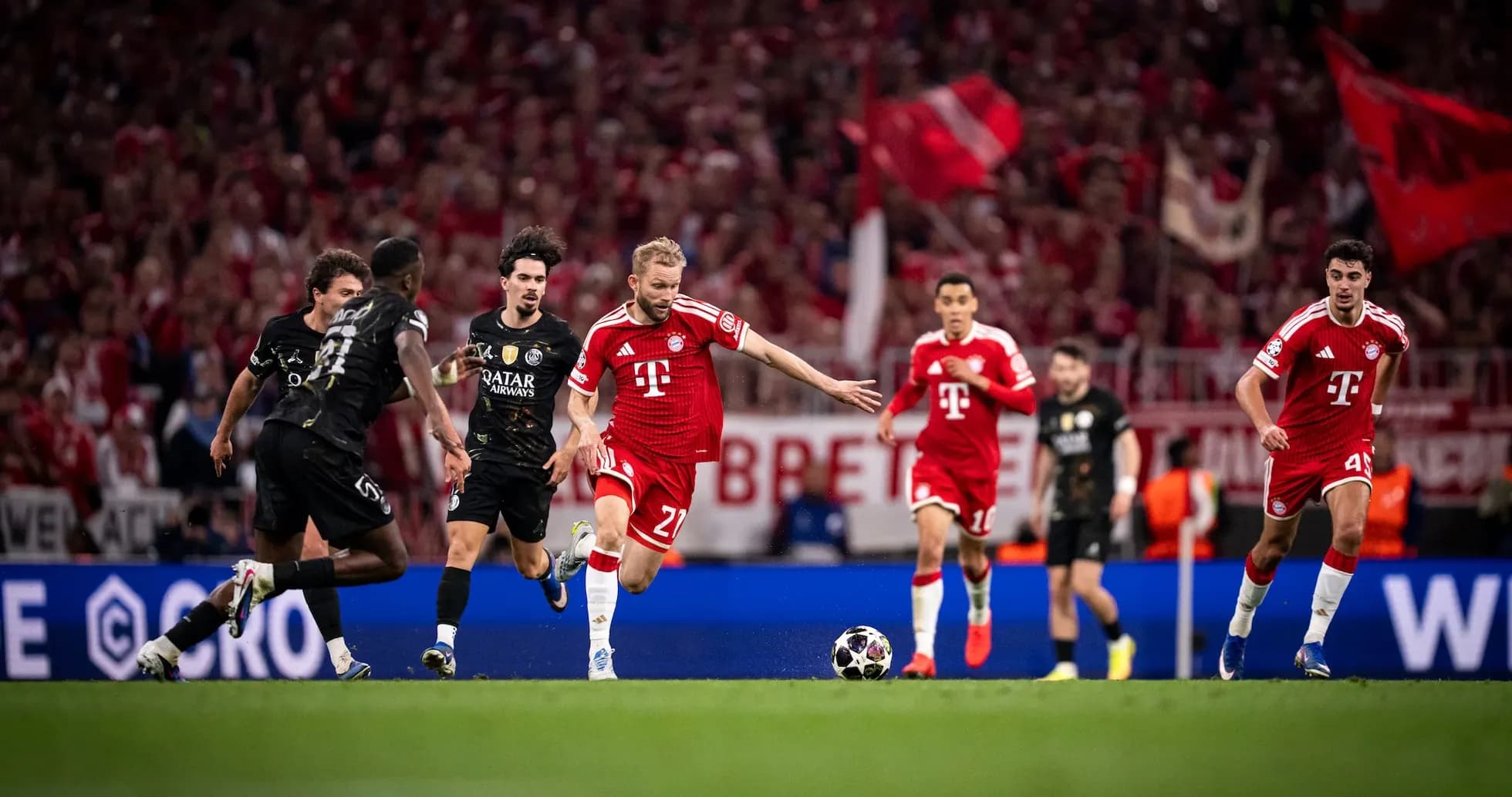 Bayern München players in action against PSG