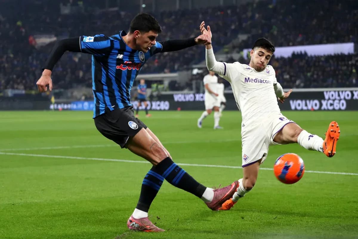 Player from Fiorentina challenging Atalanta opponent