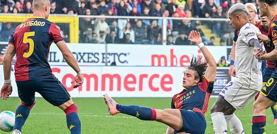 Players competing during Fiorentina vs Genoa match