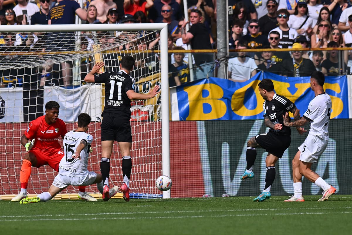 Como player attempts to score against Parma