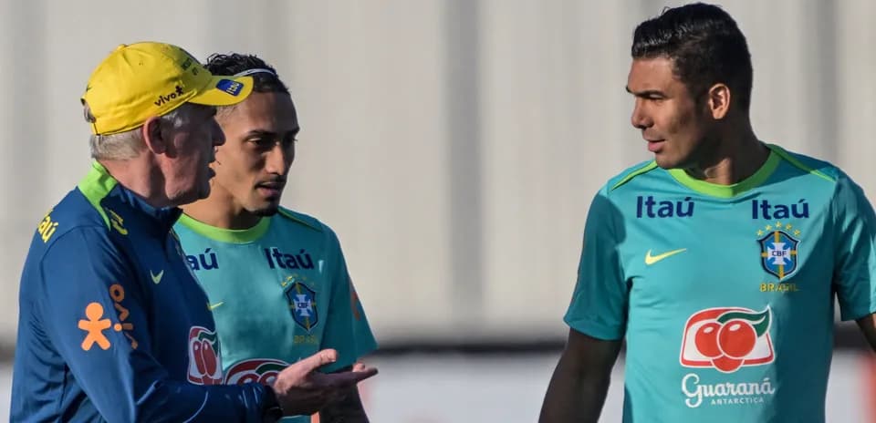 Brazilian coach discussing with players during training