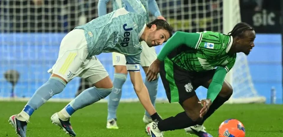 Juventus player tackling Sassuolo opponent in match