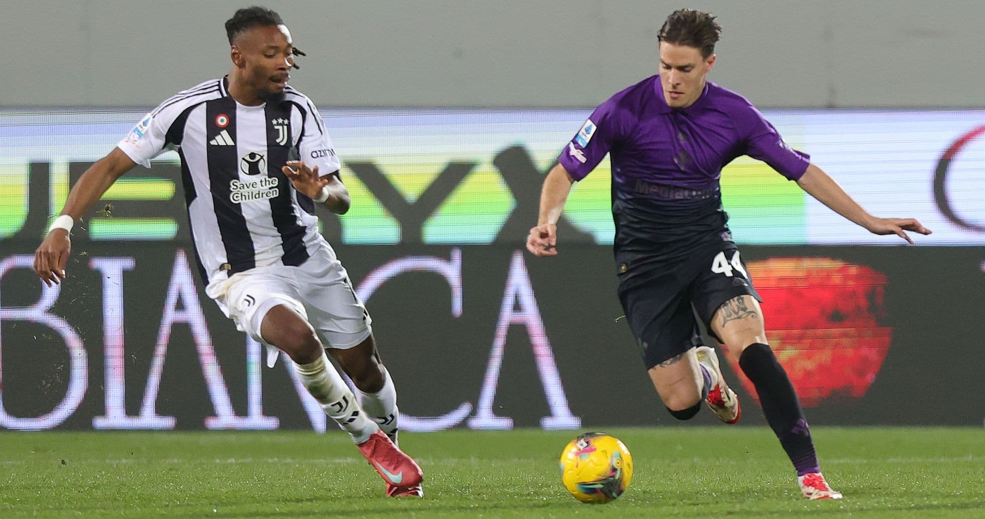 Juventus player dribbling past Fiorentina opponent