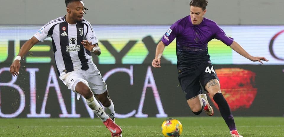 Juventus player dribbling past Fiorentina opponent