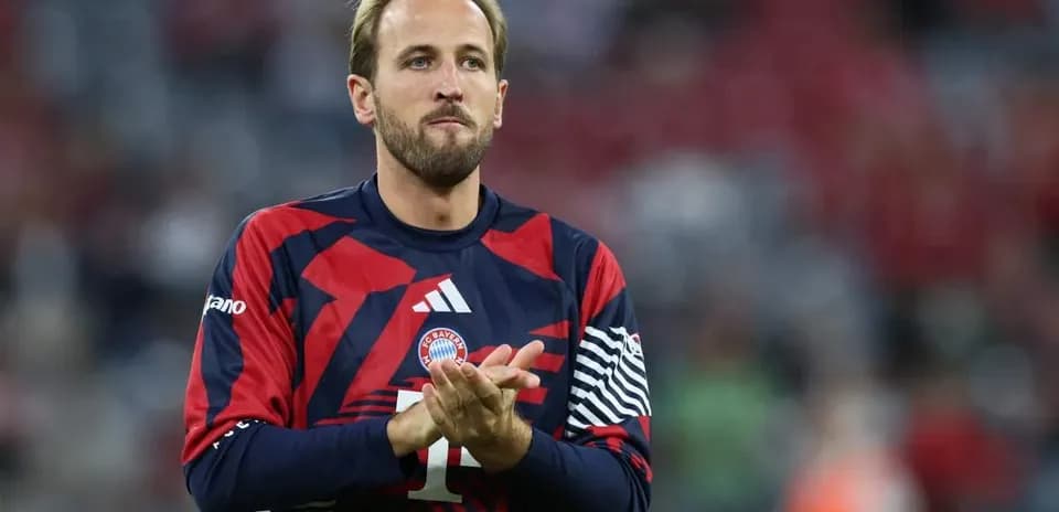 Player applauding in Bayern Munich training kit