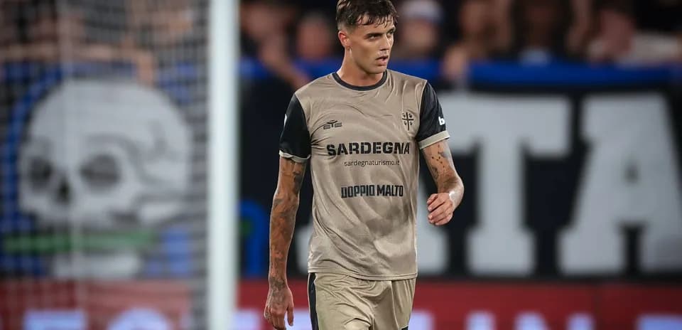 Player in beige jersey walking on the pitch