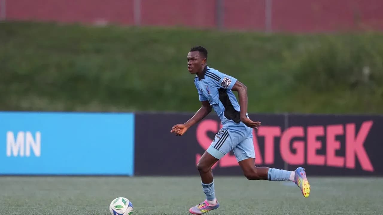 Minnesota United II player running with the ball