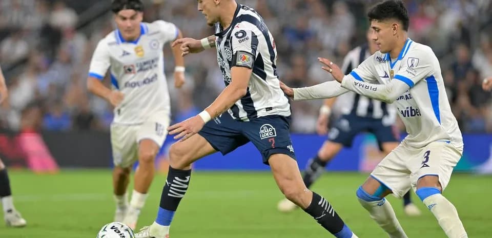 Monterrey player dribbling past Cruz Azul defender