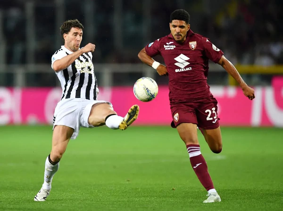 Player from Juventus and Torino contesting for the ball