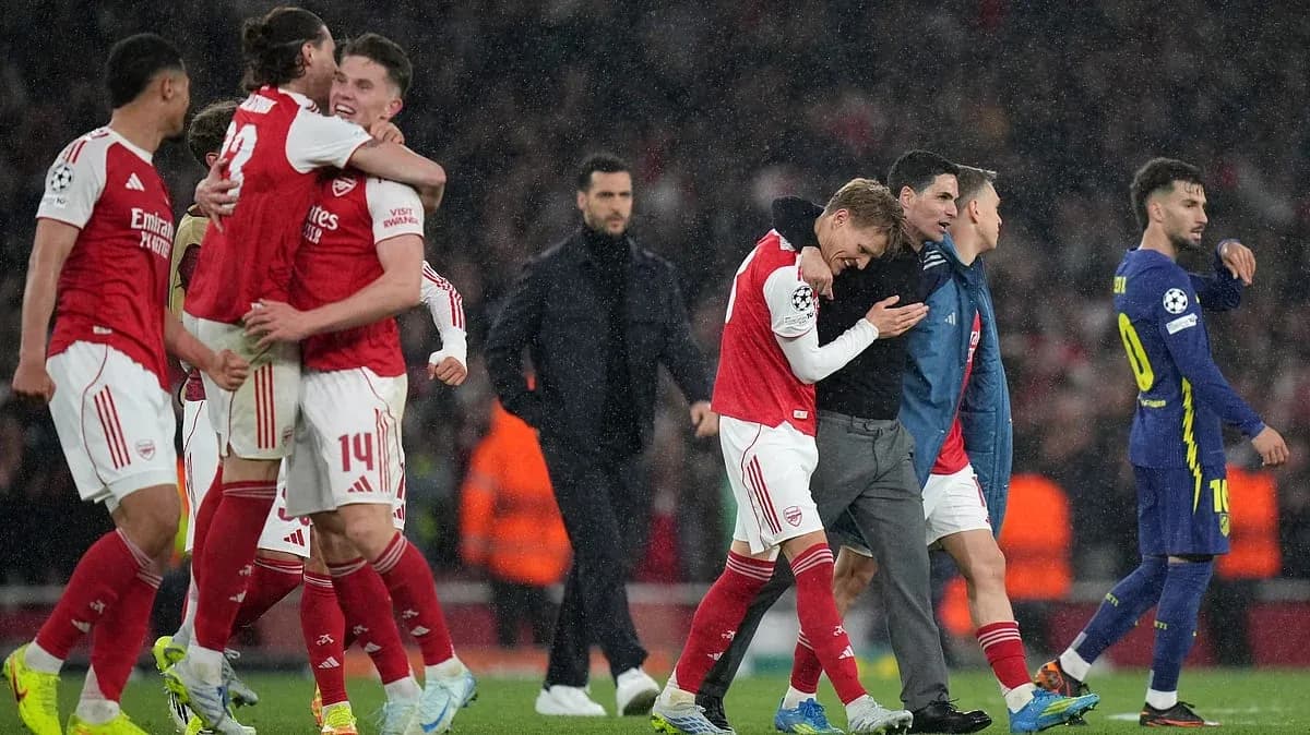 Arsenal players celebrating after the match