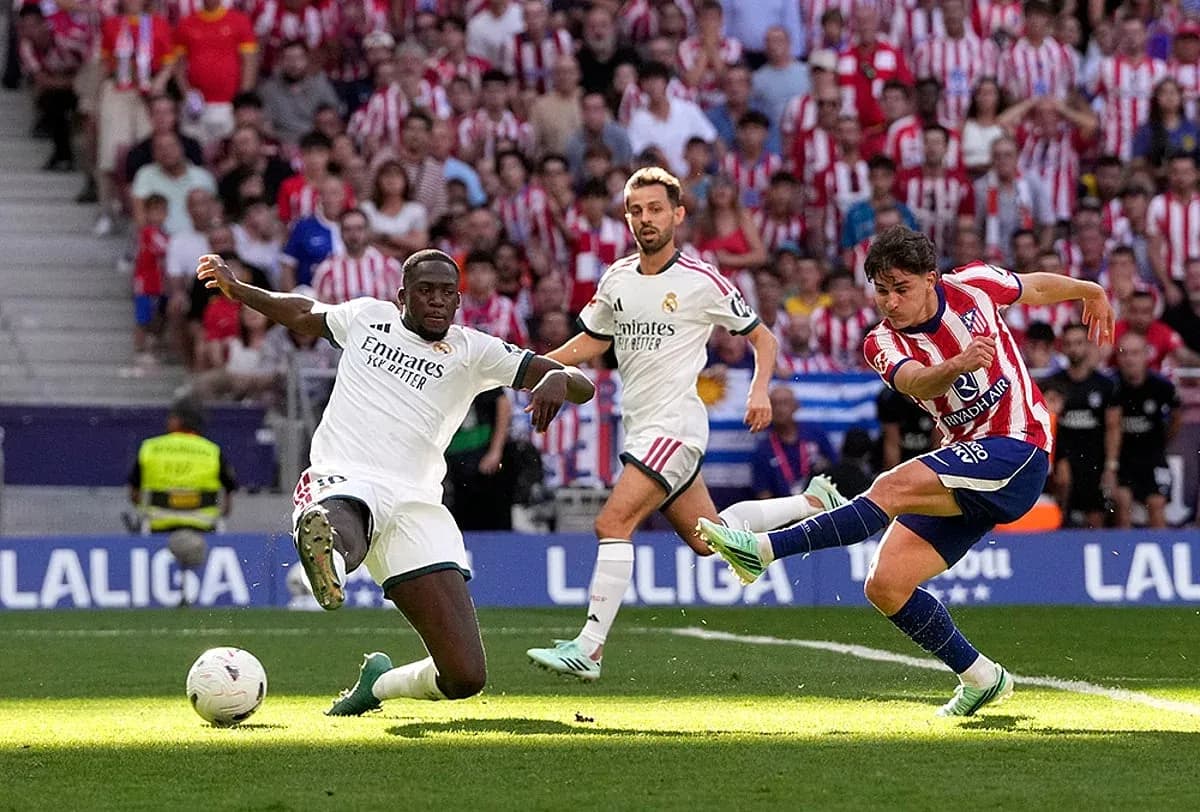 Player kicking the ball during Madrid derby