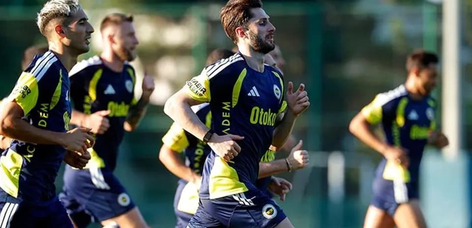 Fenerbahçe players training before match