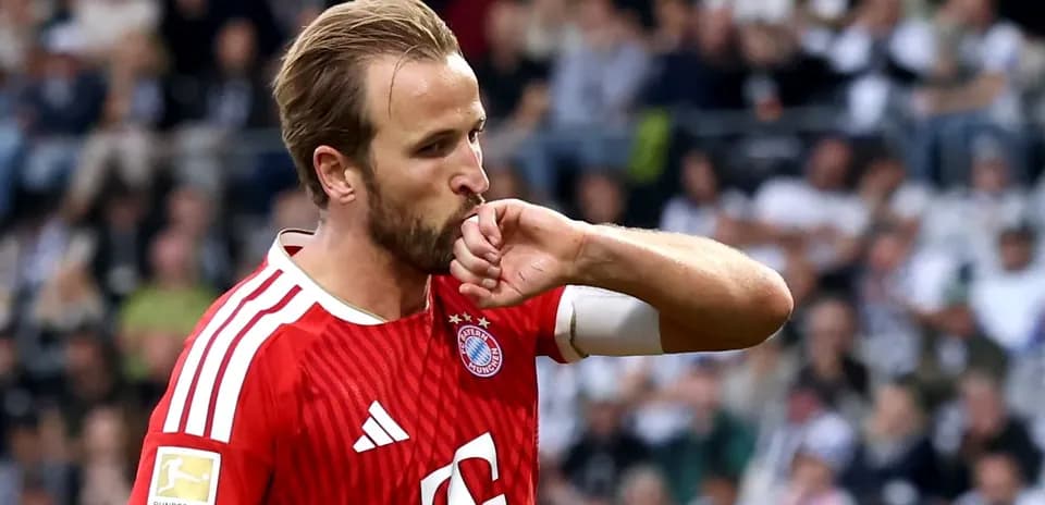 Player kissing Bayern Munich jersey during match