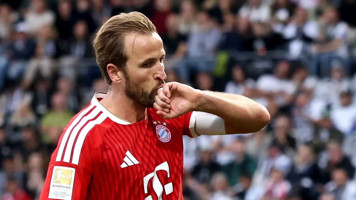 Player kissing Bayern Munich jersey during match