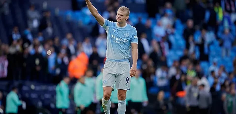 Manchester City player waving to the crowd