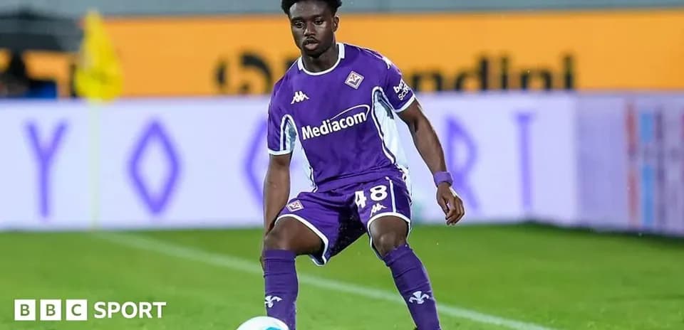 Player in purple Fiorentina kit on the pitch