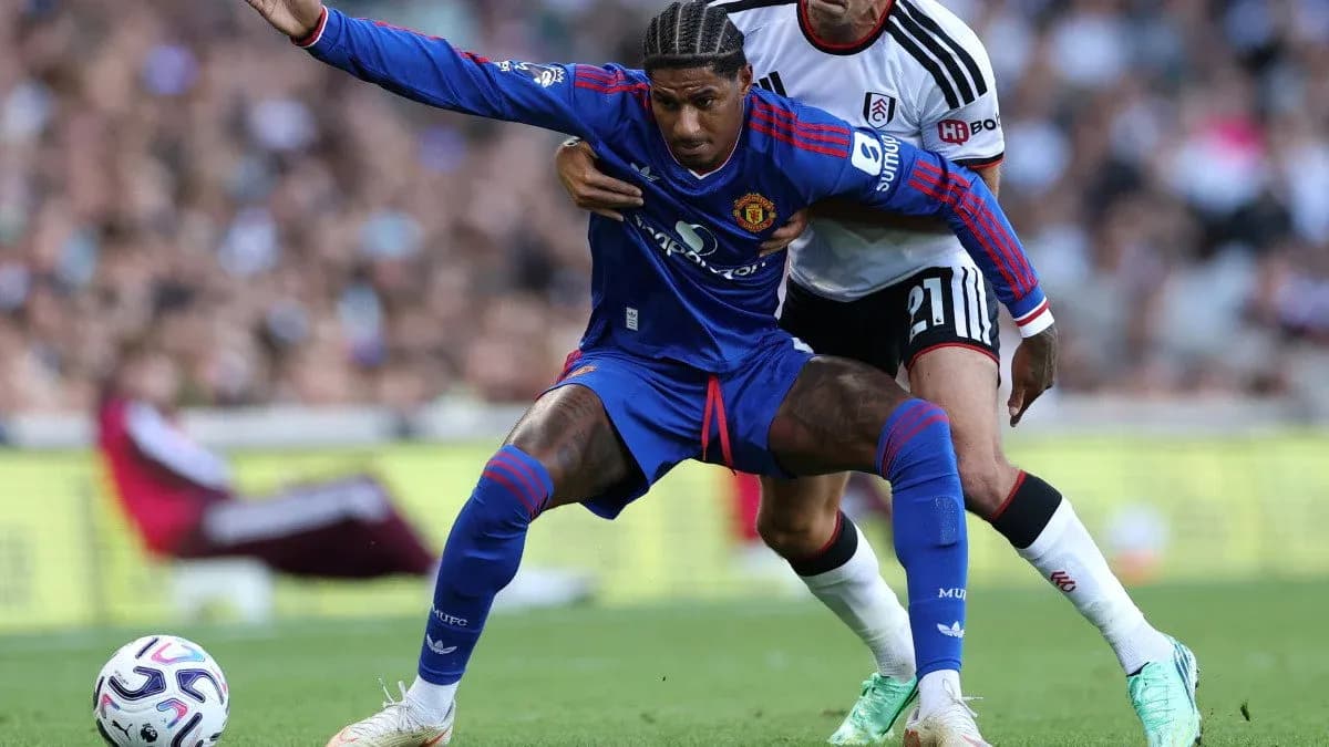 Player tussle during Fulham vs Manchester United match