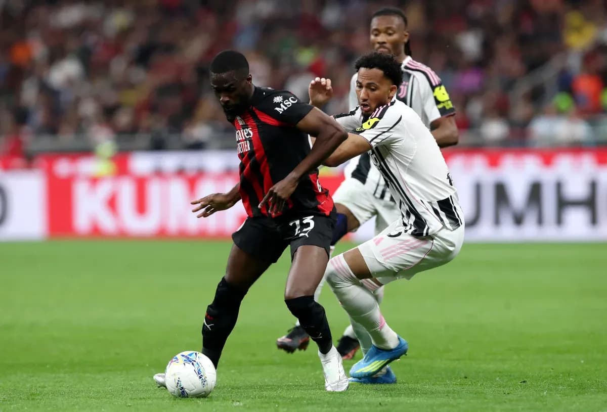 Players battling for the ball during Juventus vs AC Milan