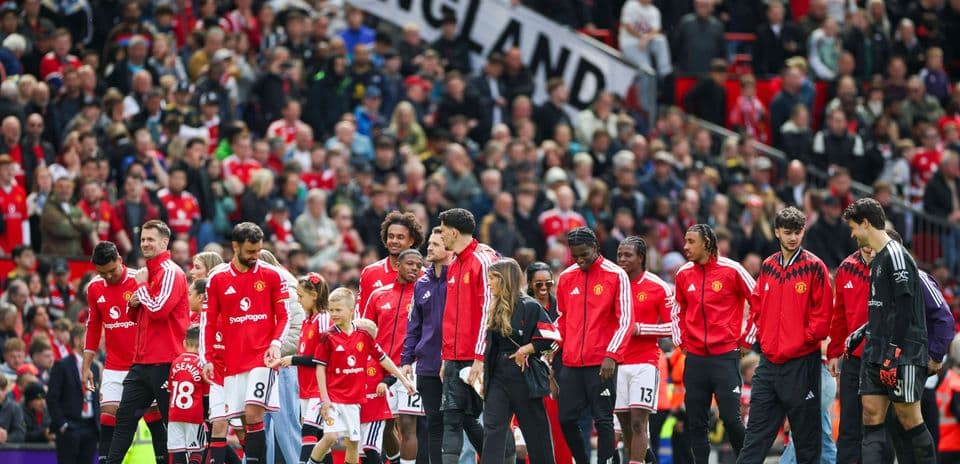 Manchester United players walking onto the pitch
