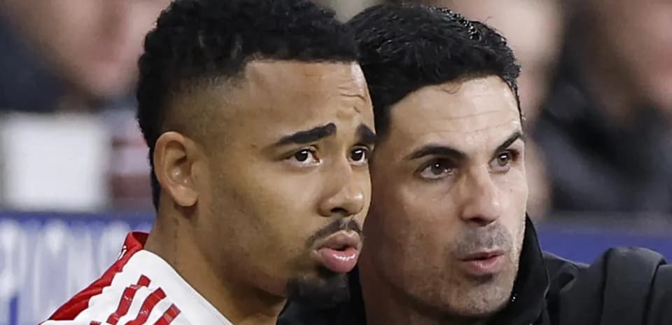 Player and manager discussing during match