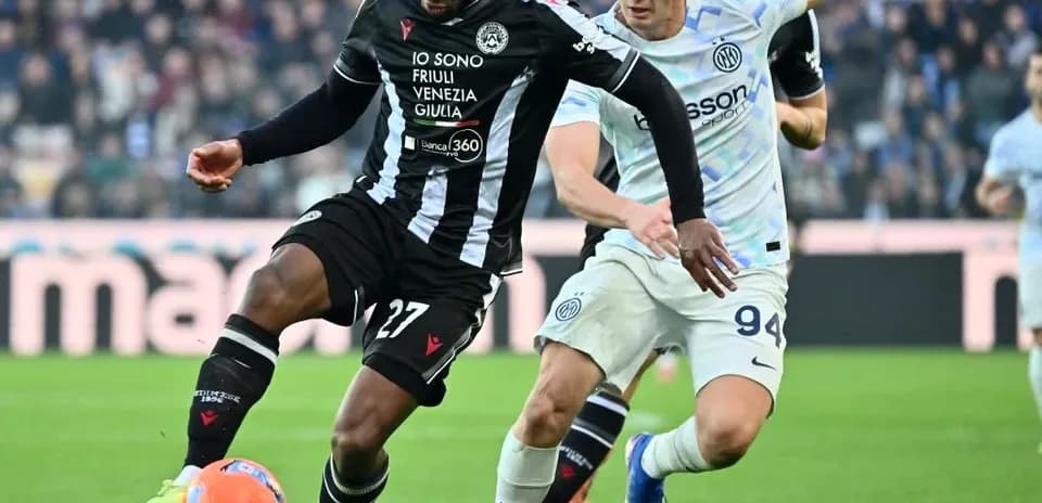 Inter and Udinese players competing for the ball