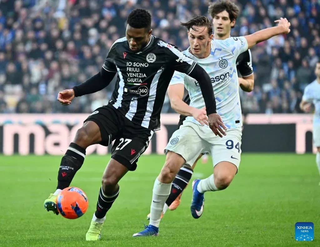Inter and Udinese players competing for the ball
