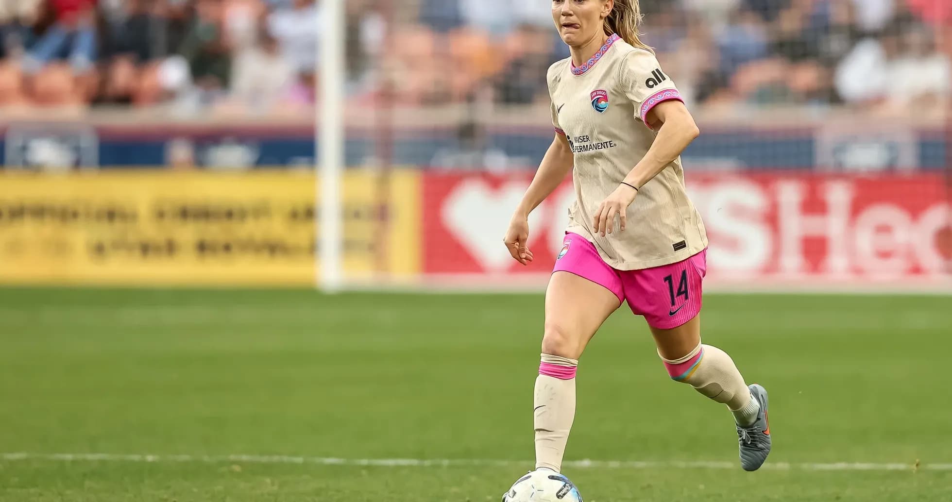 Houston Dash player dribbling the ball