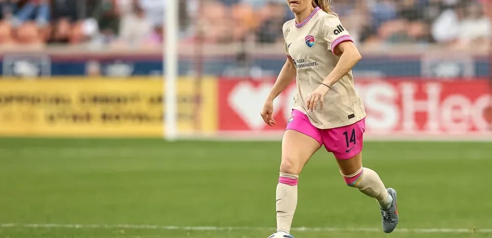 Houston Dash player dribbling the ball