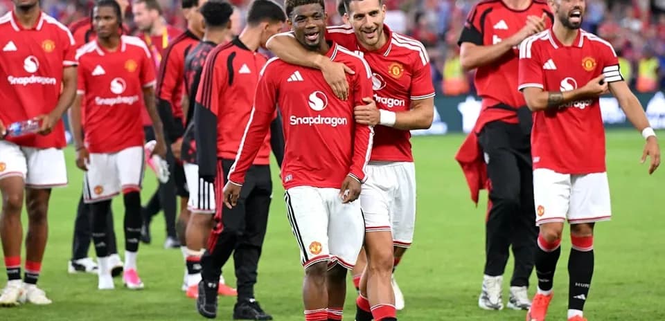 Manchester United players celebrating on the pitch