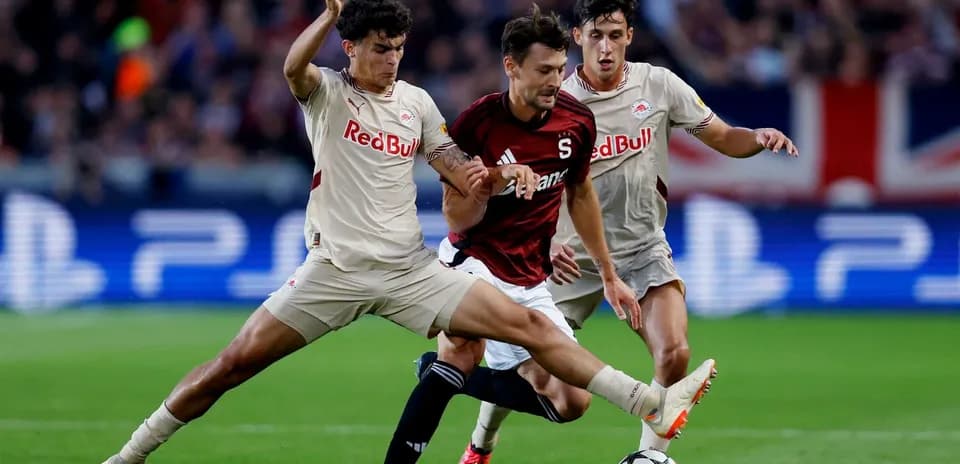 Players competing for the ball in Europa League match