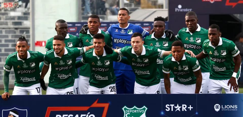 Deportivo Cali team posing for photo before match