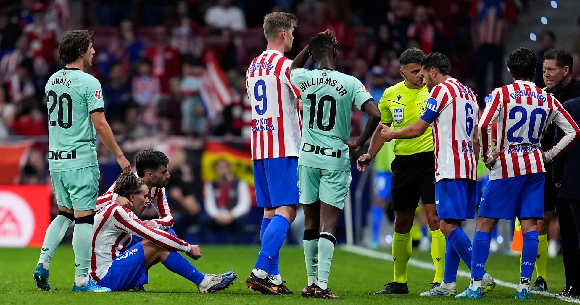 Players discussing during Athletic Club vs Atletico Madrid