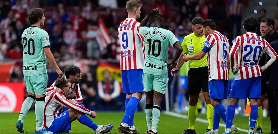 Players discussing during Athletic Club vs Atletico Madrid