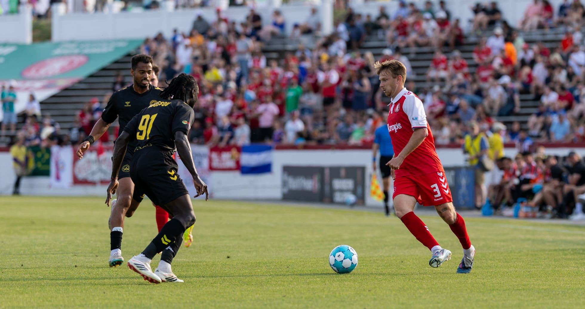 Charleston Battery player dribbling against FC Tulsa