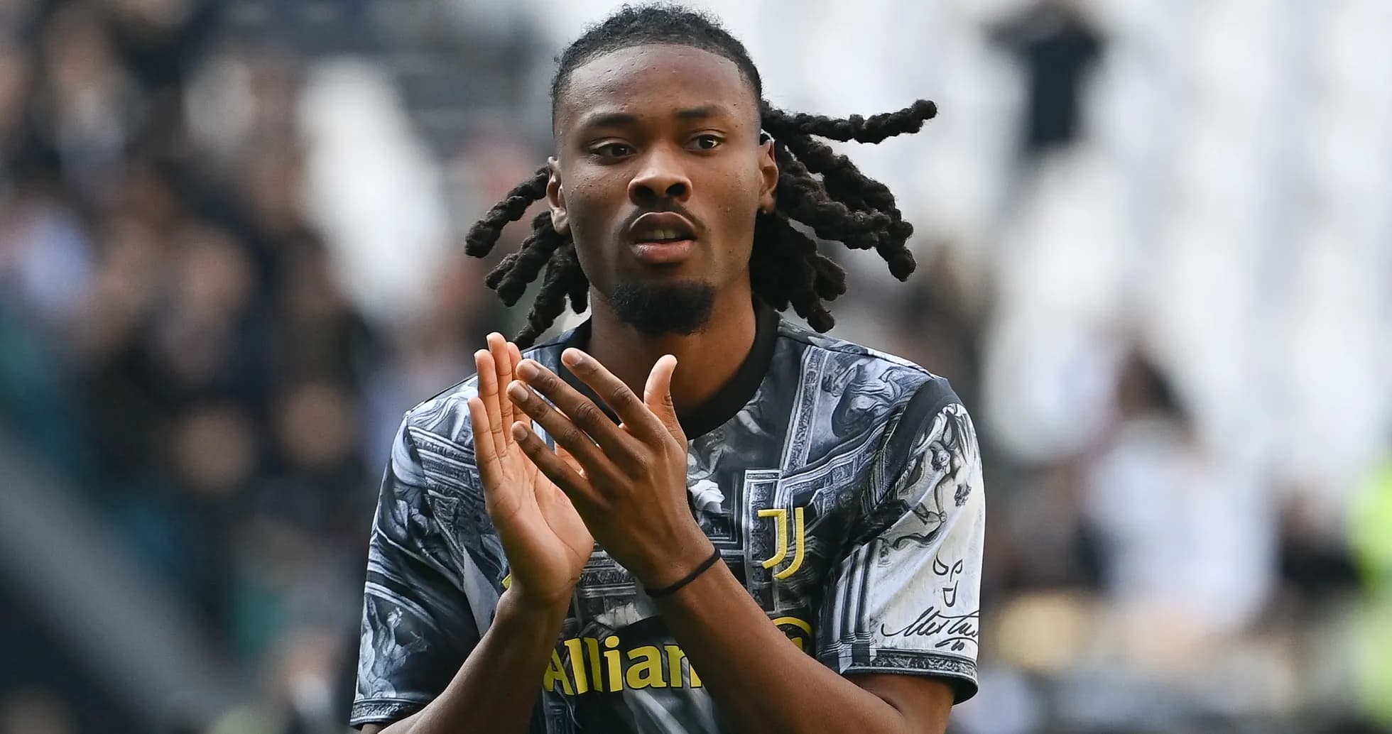 Player clapping while wearing Juventus jersey