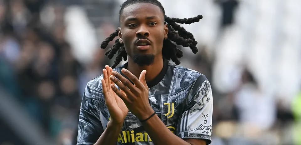 Player clapping while wearing Juventus jersey