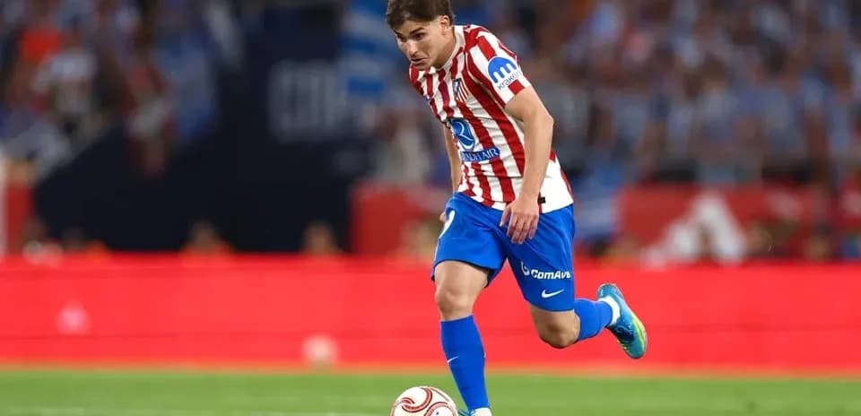 Atletico Madrid player dribbling the ball during match