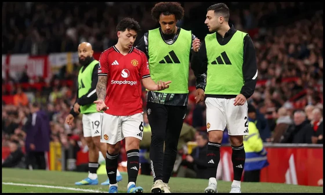 Manchester United players discussing on the sideline