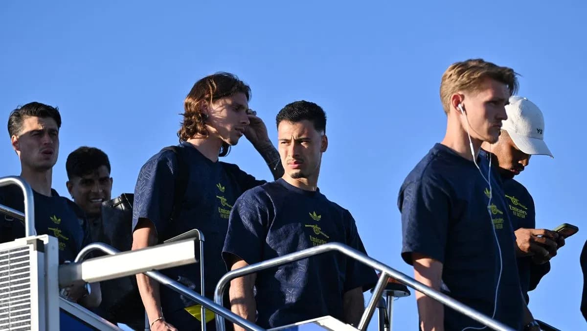 Players descending stairs during team arrival