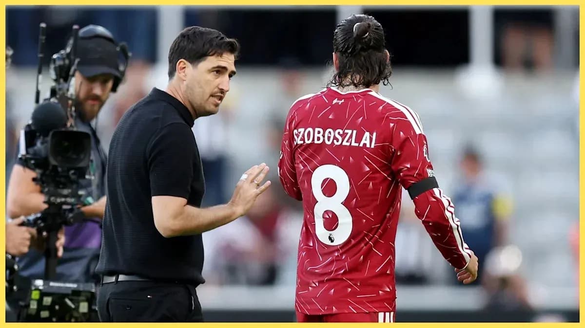 Coach discussing strategy with player Szoboszlai
