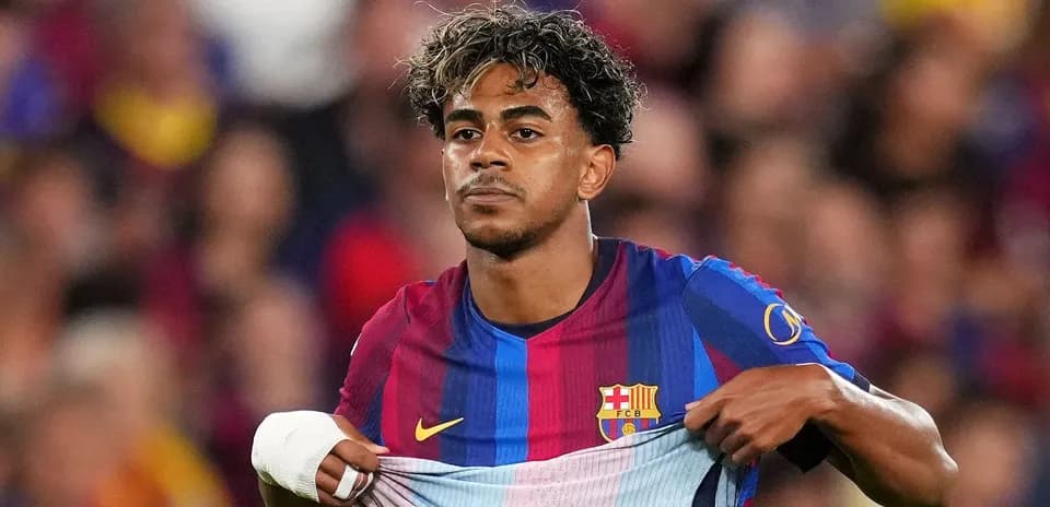 Barcelona player lifting shirt during match
