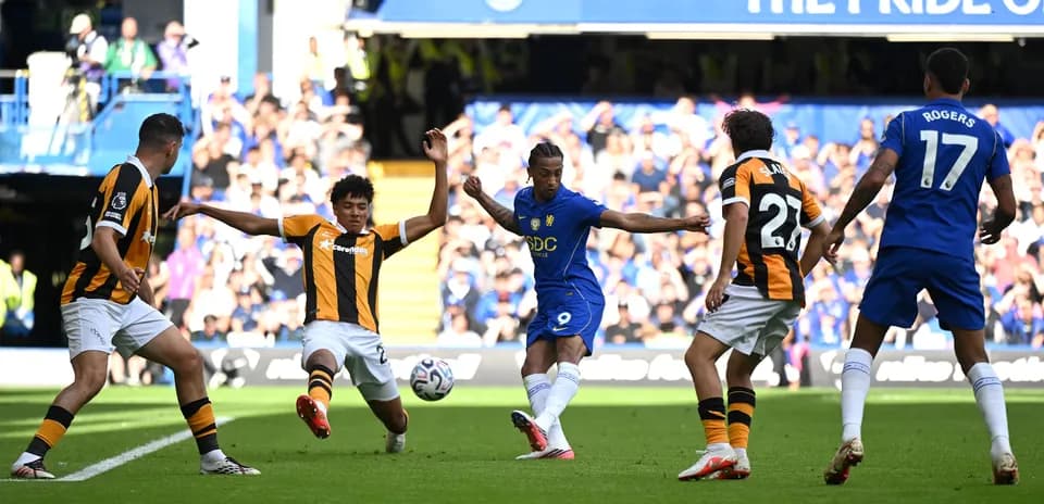 Chelsea player shoots against Hull City defense