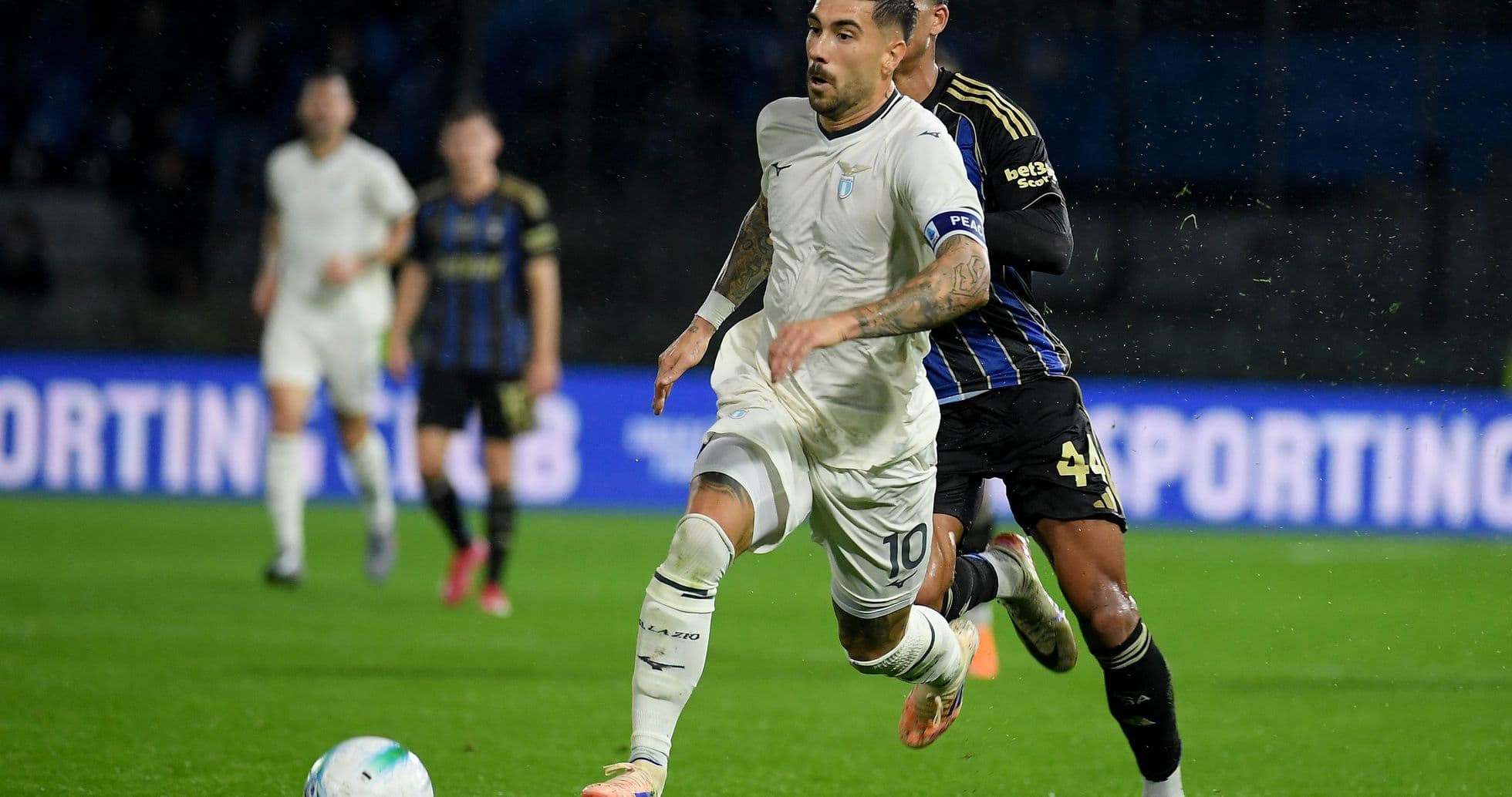 Lazio player dribbling past Pisa defender