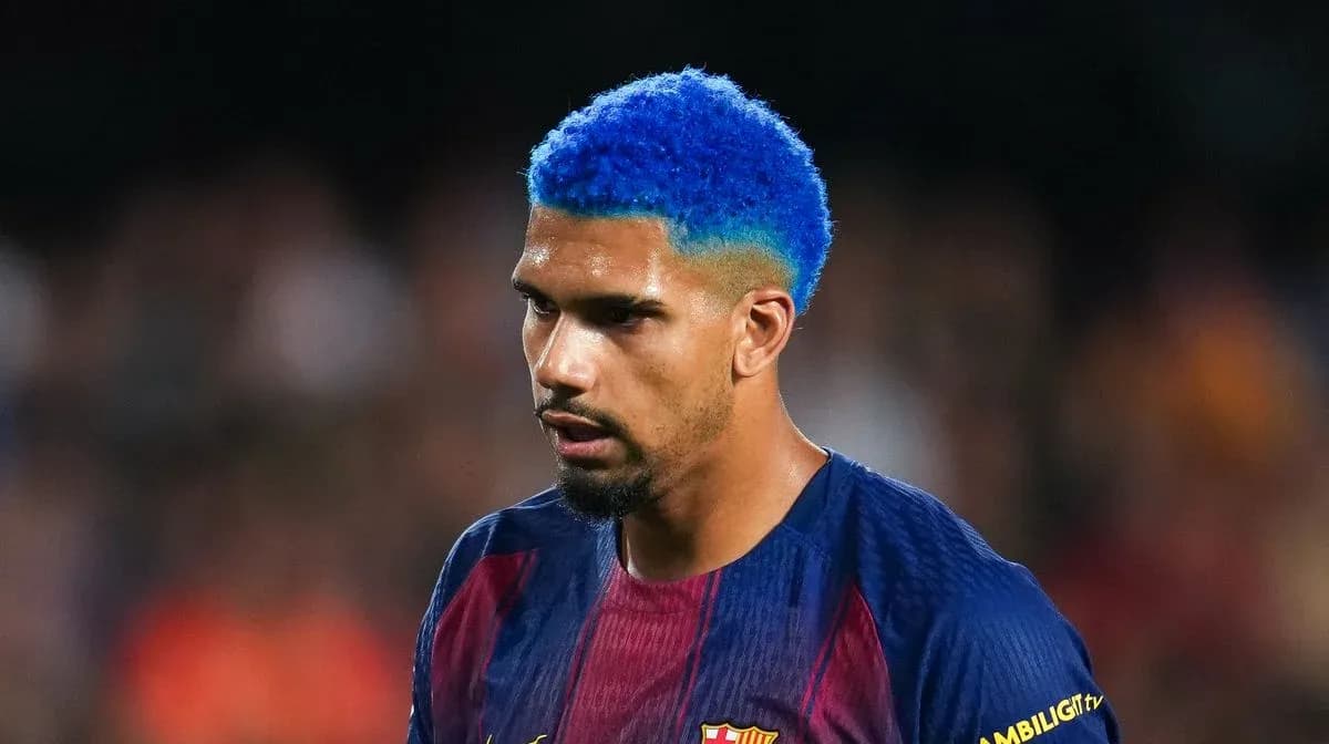 Player with blue hair in Barcelona jersey