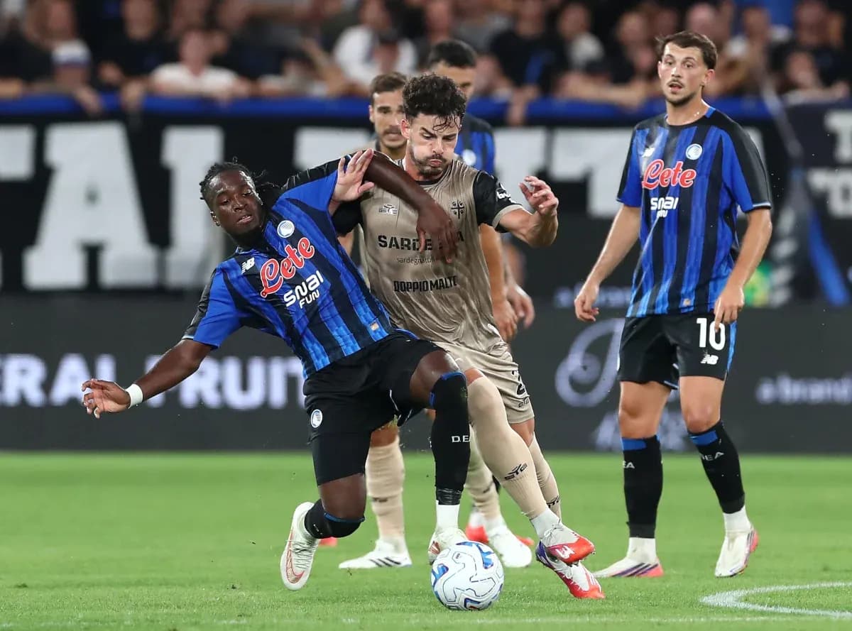Atalanta player tackling Cagliari opponent