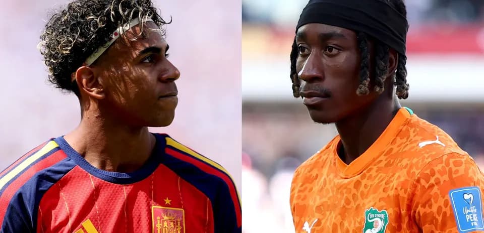 Players from Spain and Ivory Coast facing each other